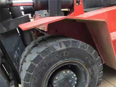 前進實心輪胎825-15，6條實心輪胎已全部安裝到叉車上